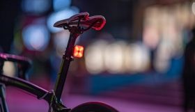 RAVEMEN CL06 USB wiederafuladbar Fahrradlicht 50lm mit Umgebungslichtsensor und Bremsfunktion